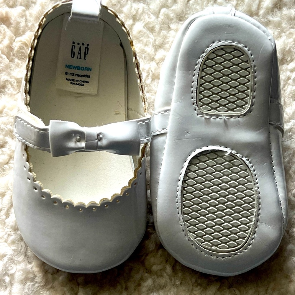 NEW BABY GAP white patent leather ballerina flats size 0-3 months